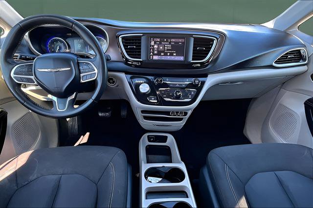 Used 2022 Chrysler Voyager LX image 18