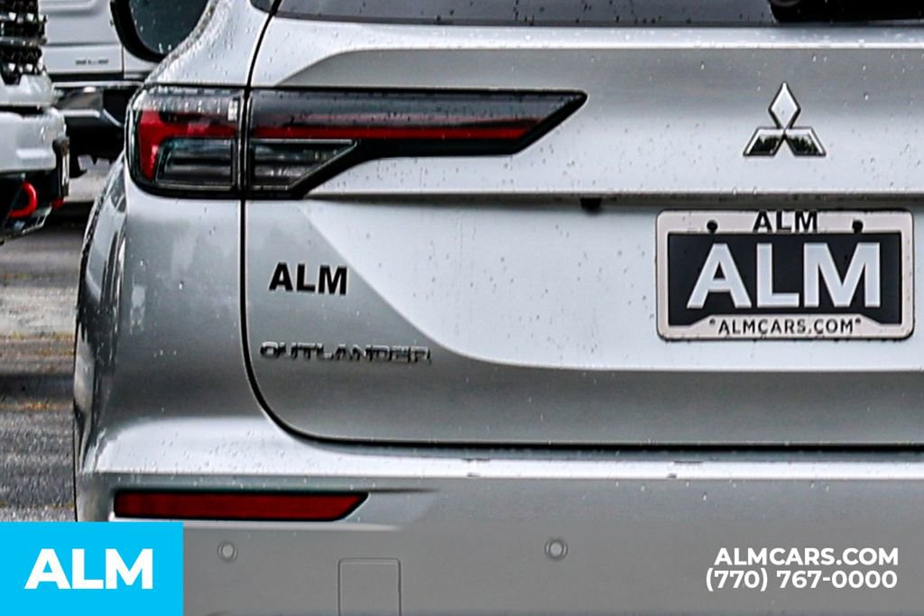 Used 2025 Mitsubishi Outlander SE FWD image 13