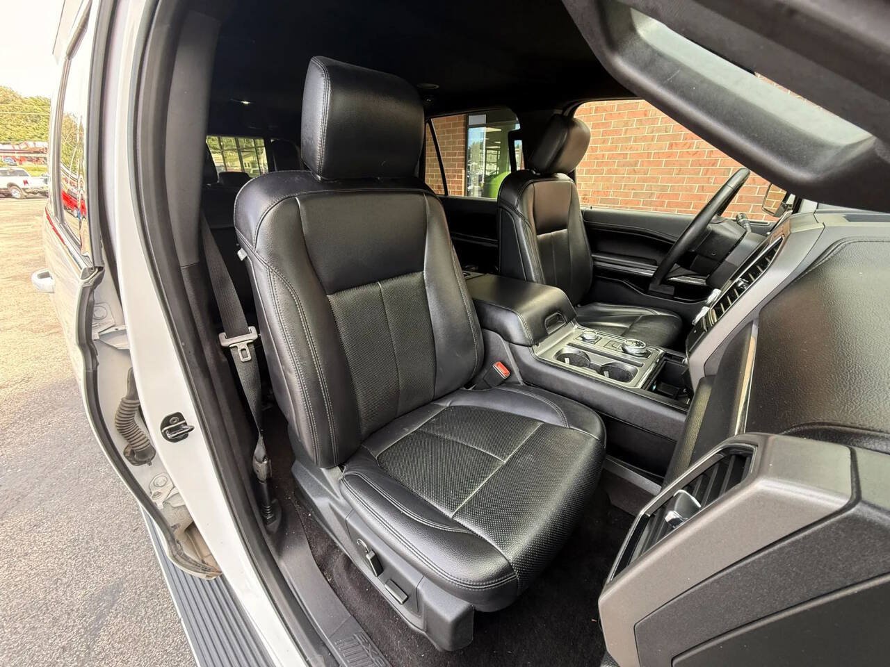 Used 2019 Ford Expedition XLT w/ Equipment Group 202A AWD/4WD image 8