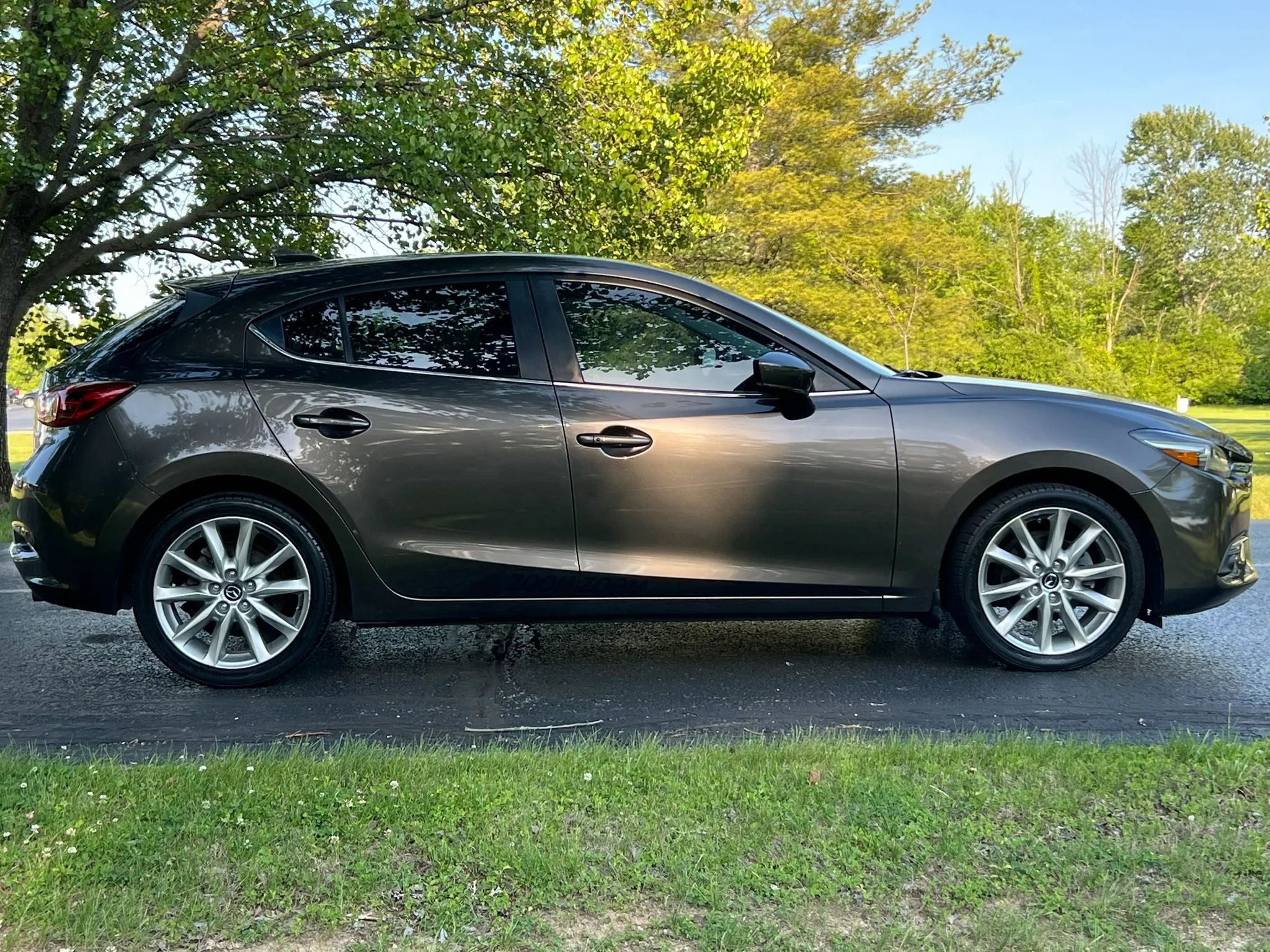 Used 2017 MAZDA MAZDA3 Grand Touring w/ Premium Equipment Package FWD image 4