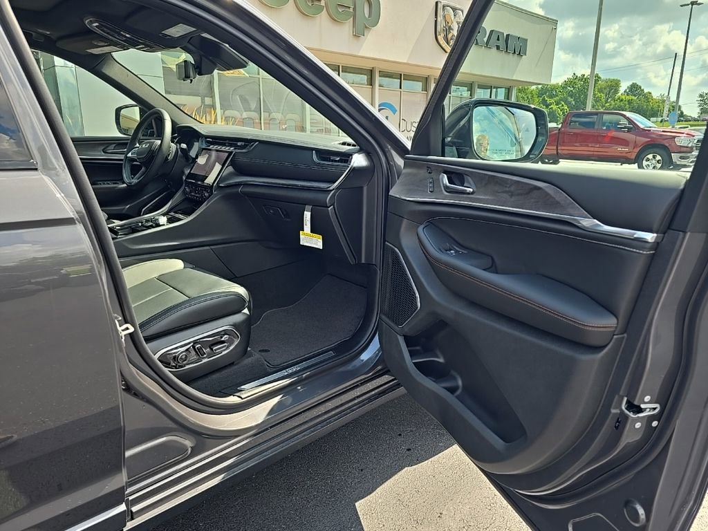 New 2025 Jeep Grand Cherokee L Overland w/ Advanced Protech Group III image 17