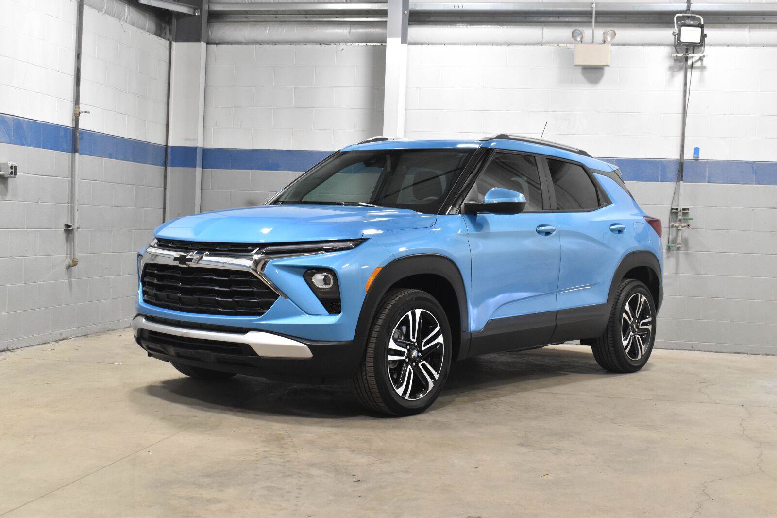 Used 2025 Chevrolet TrailBlazer LT w/ LPO, Blackout Package AWD/4WD image 2