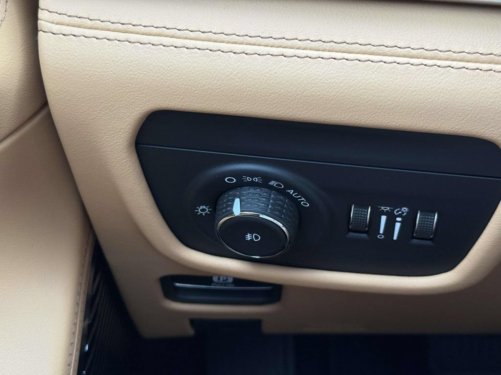 New 2026 Jeep Grand Cherokee L Summit w/ Advanced Protech Group IV AWD/4WD image 28