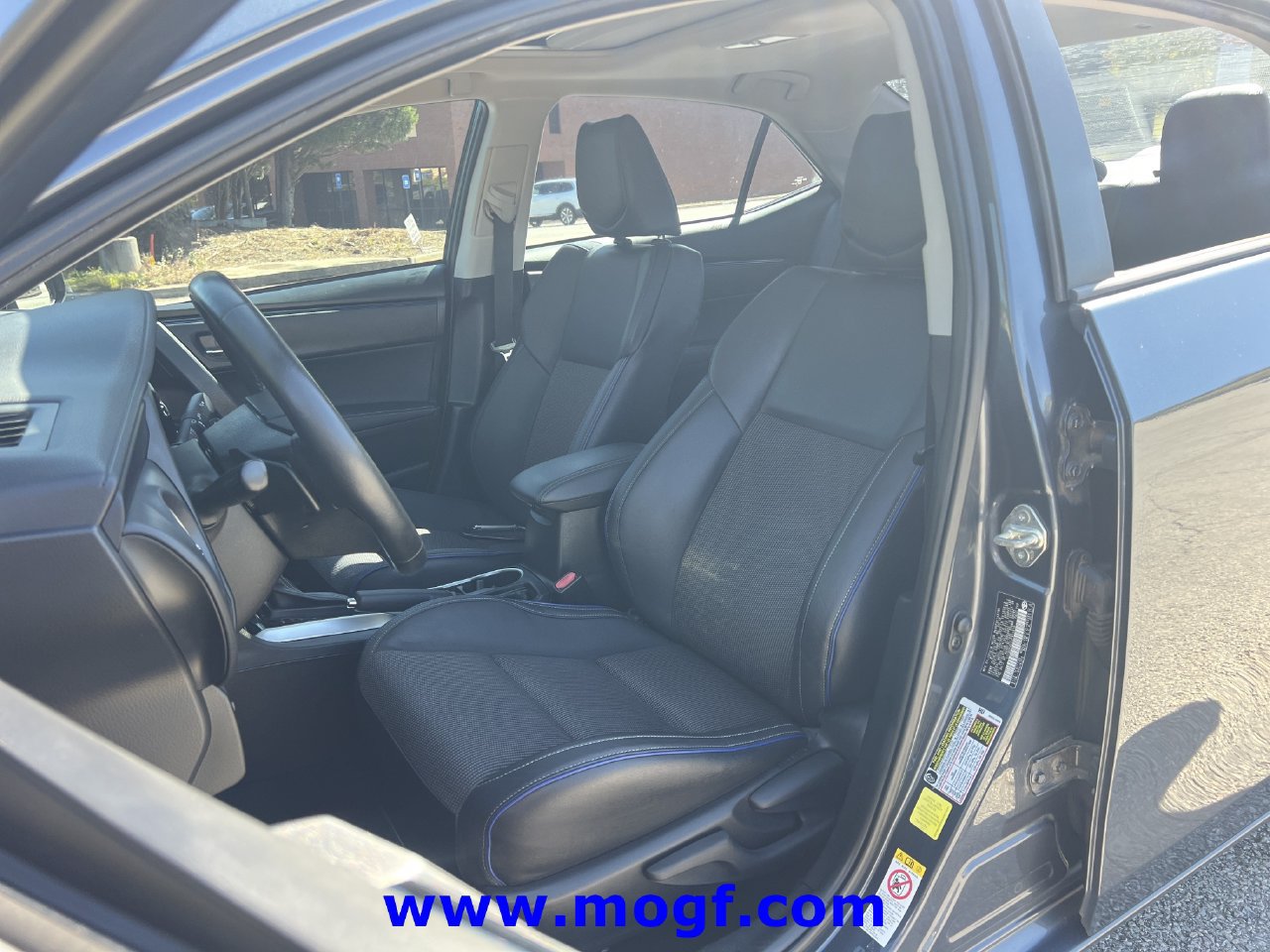 Used 2018 Toyota Corolla SE w/ SE Premium Package FWD image 19