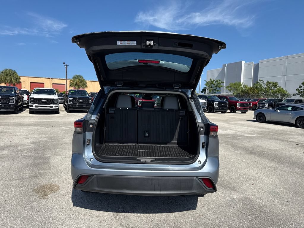 Used 2021 Toyota Highlander XLE FWD image 28