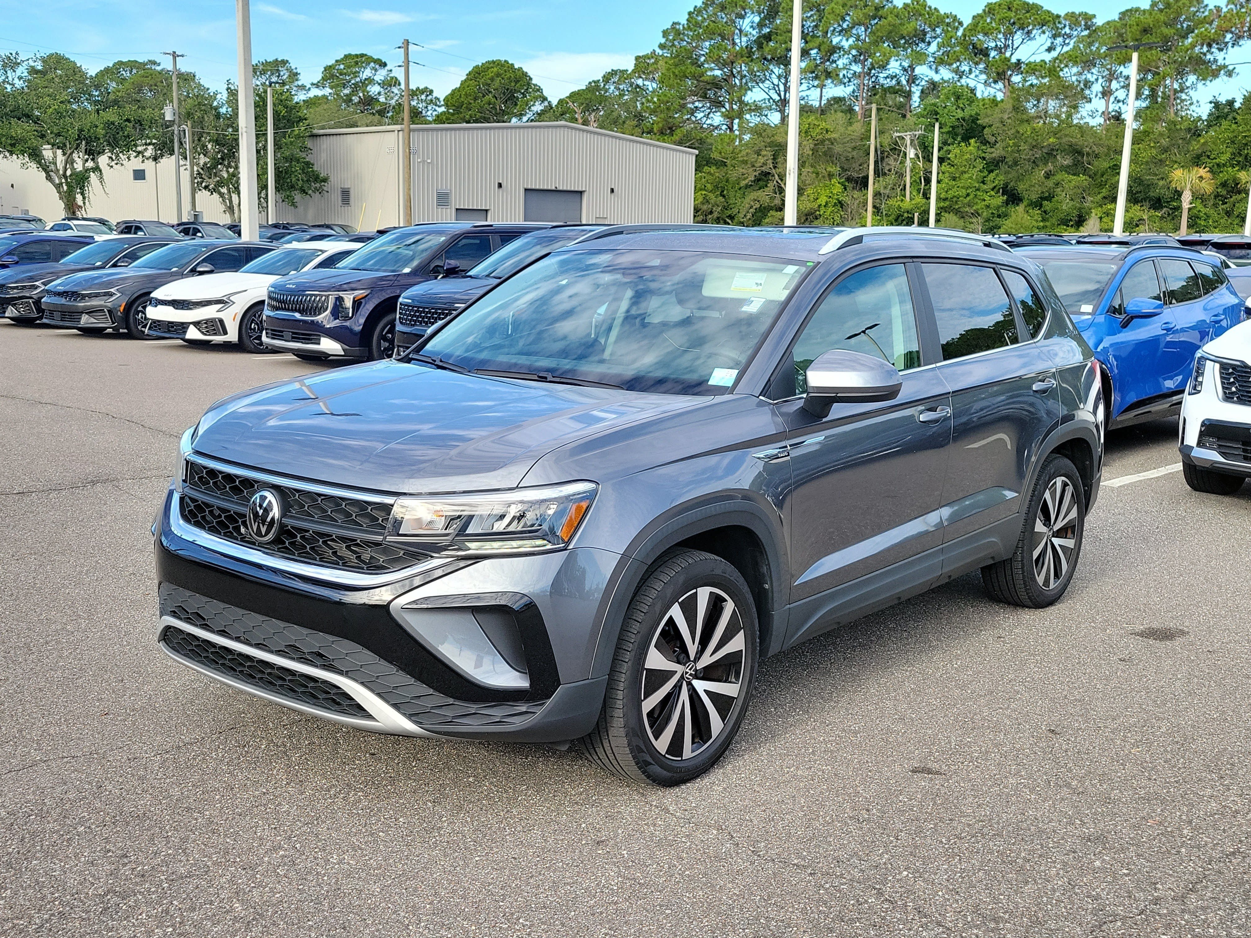 Used 2023 Volkswagen Taos SE AWD/4WD image 3
