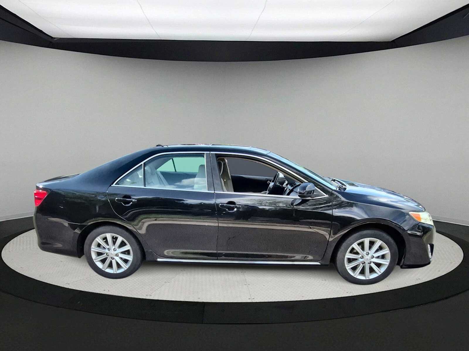 Used 2014 Toyota Camry XLE w/ Convenience Package FWD image 9