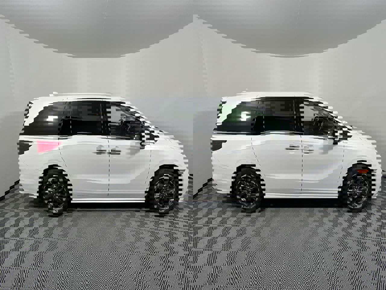 Used 2024 Honda Odyssey Elite image 2