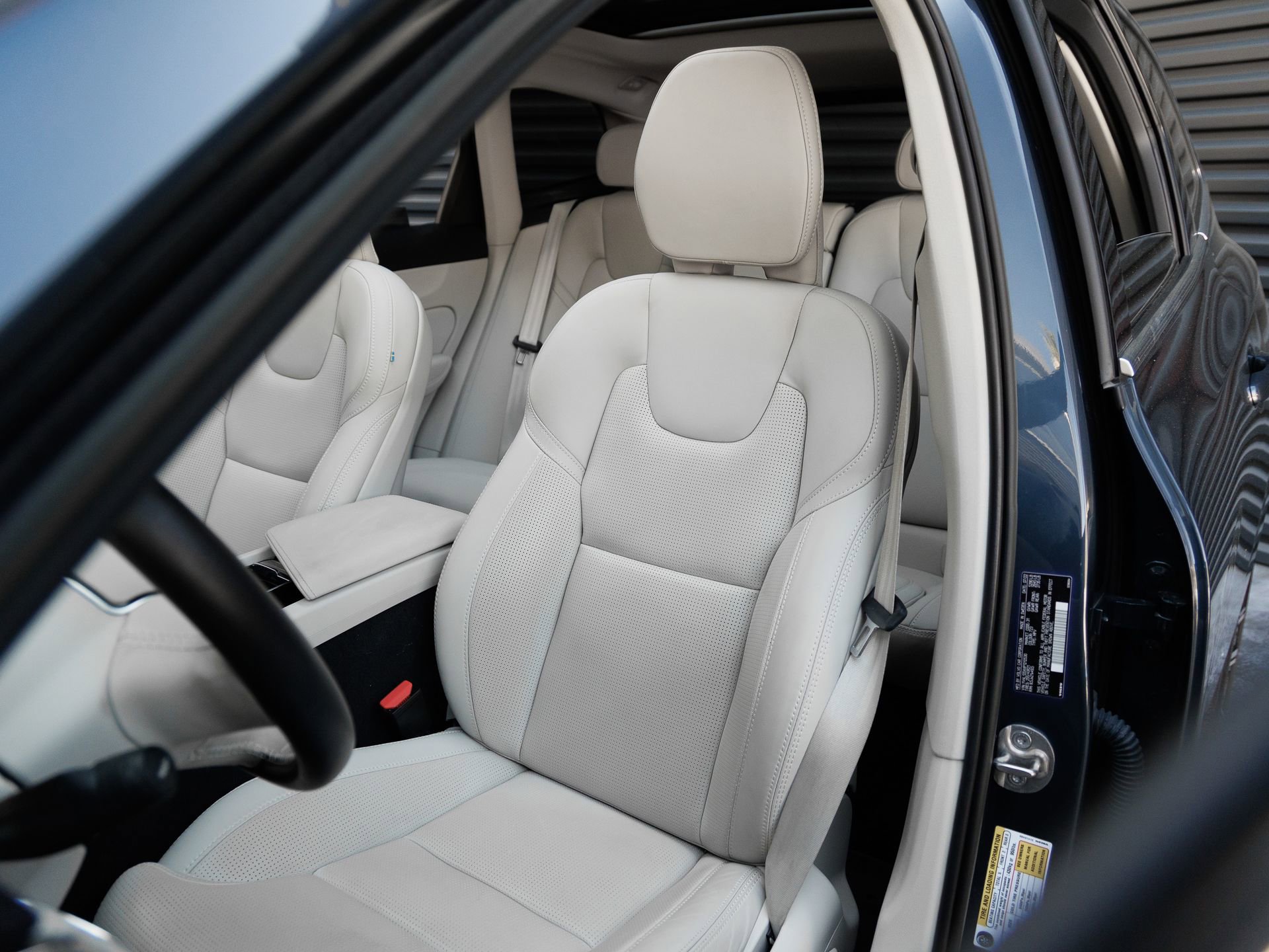 Used 2023 Volvo XC60 B5 Ultimate w/ Protection Package Premier FWD image 5