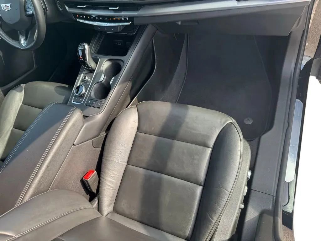 Used 2024 Cadillac XT4 Premium Luxury image 14