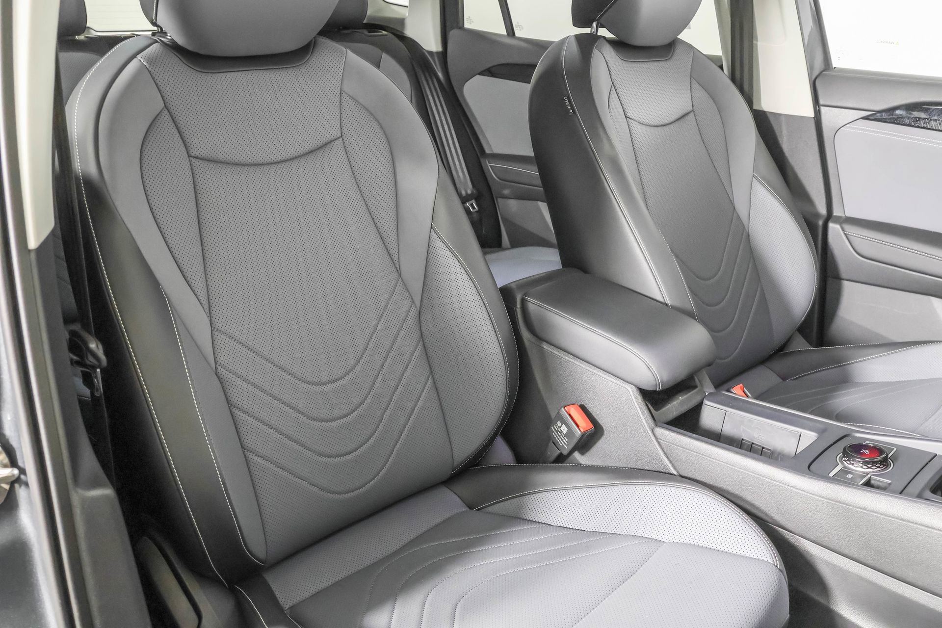 Used 2025 Volkswagen Tiguan SE w/ Panoramic Sunroof Package image 46