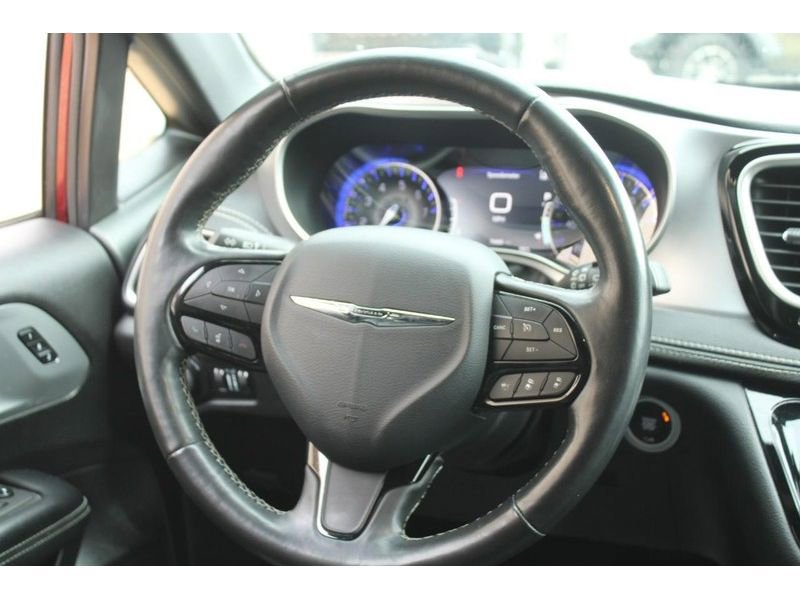Used 2021 Chrysler Pacifica Touring-L w/ S Appearance Package FWD image 14