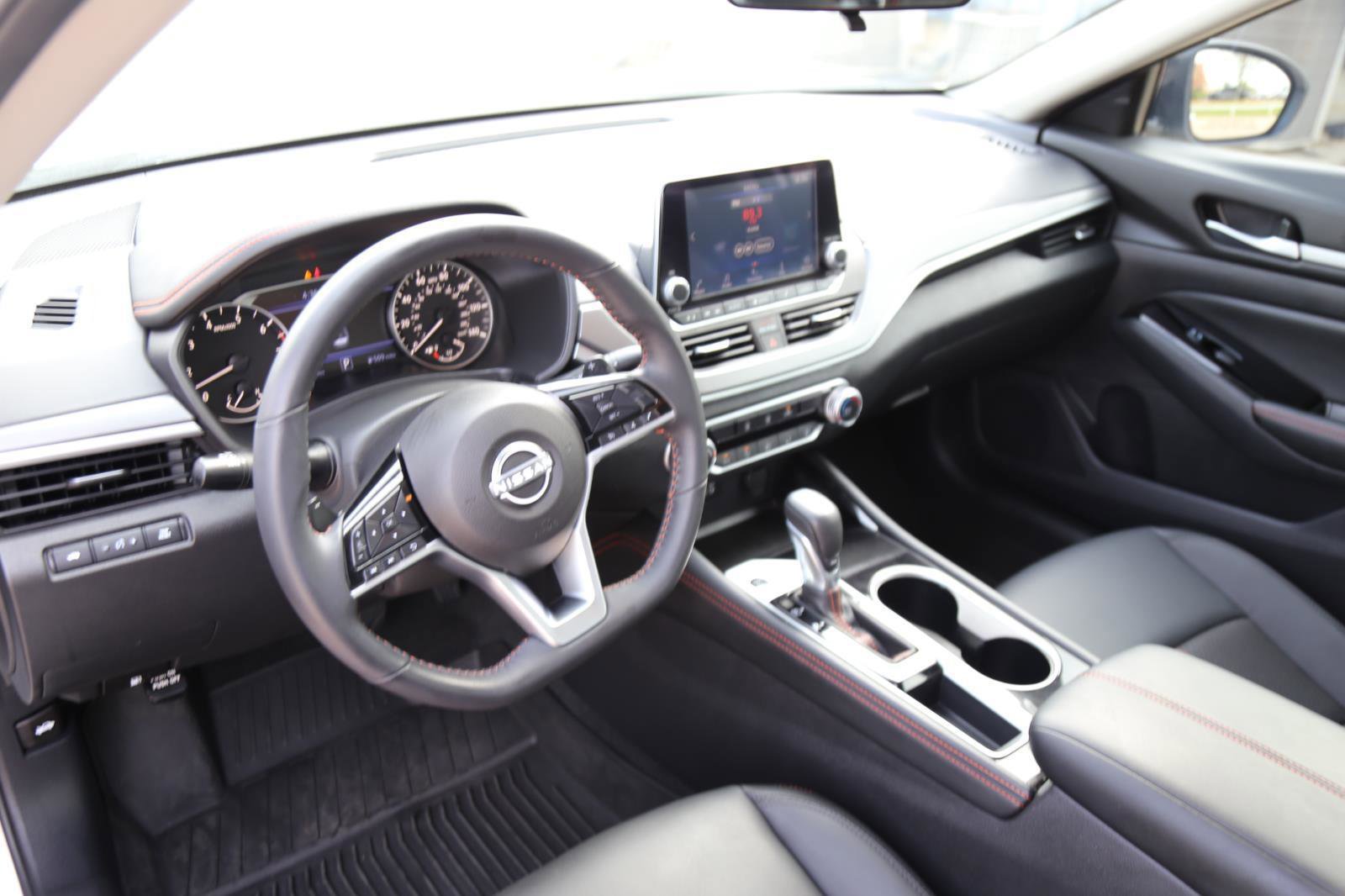 Used 2025 Nissan Altima 2.5 SR FWD image 9