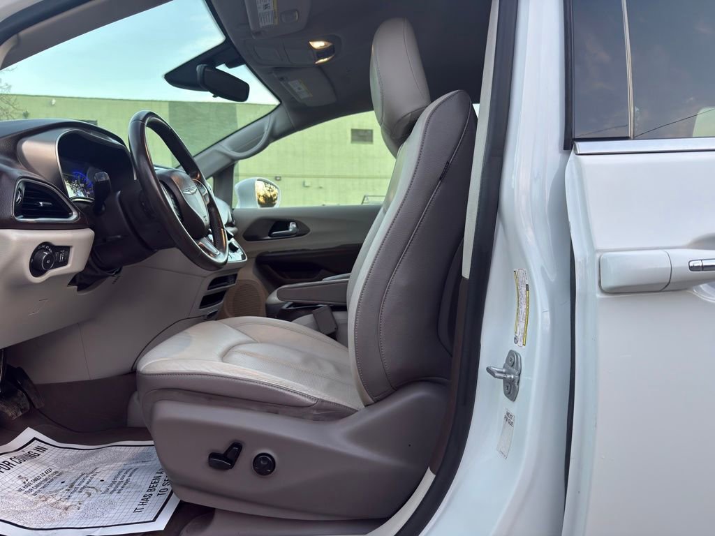 Used 2018 Chrysler Pacifica Touring-L FWD image 13