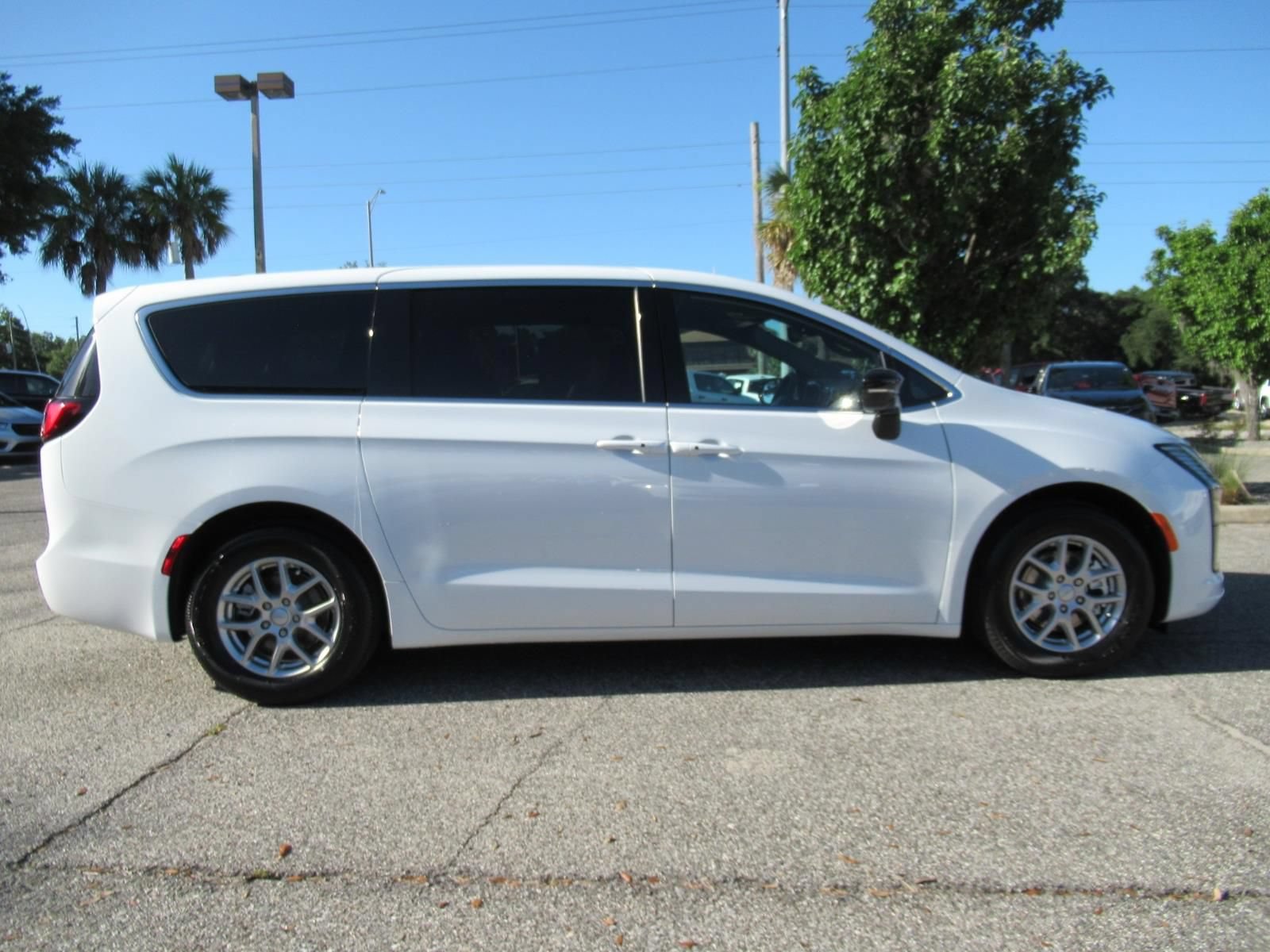 New 2027 Chrysler Pacifica Select FWD image 2