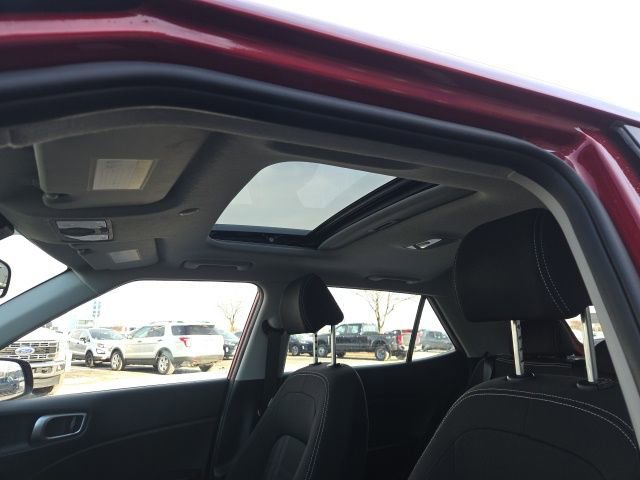 Used 2024 Hyundai Venue SEL image 21