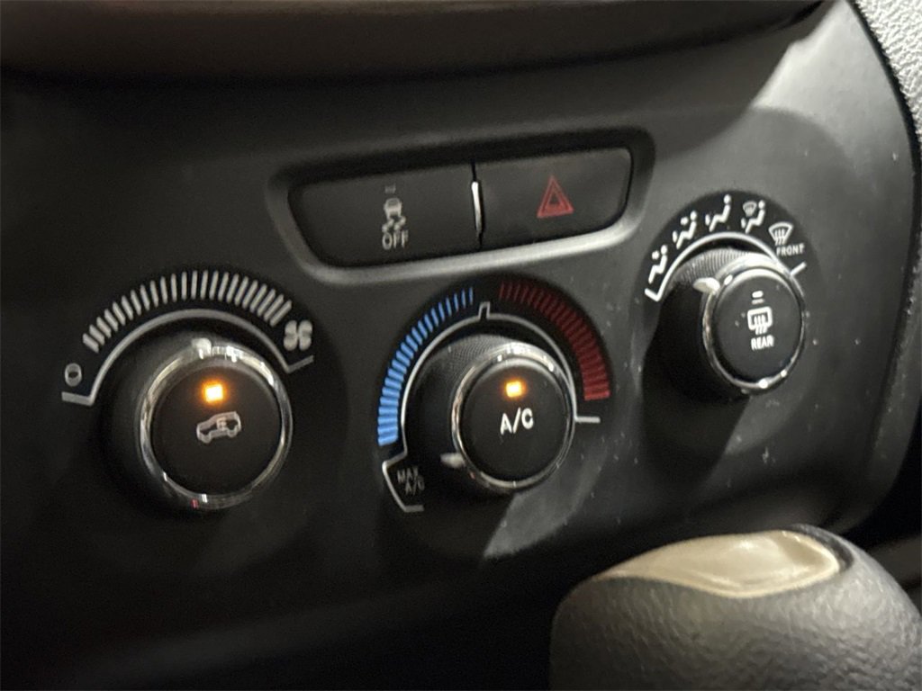 Used 2014 Jeep Cherokee Sport image 14
