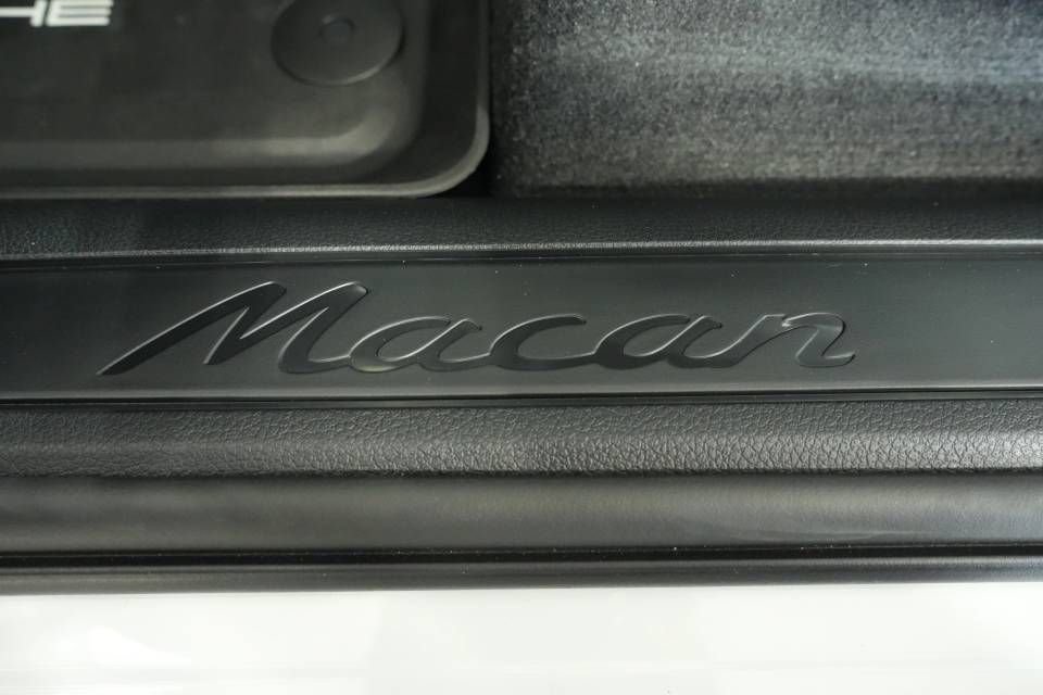 Certified 2026 Porsche Macan AWD/4WD image 31