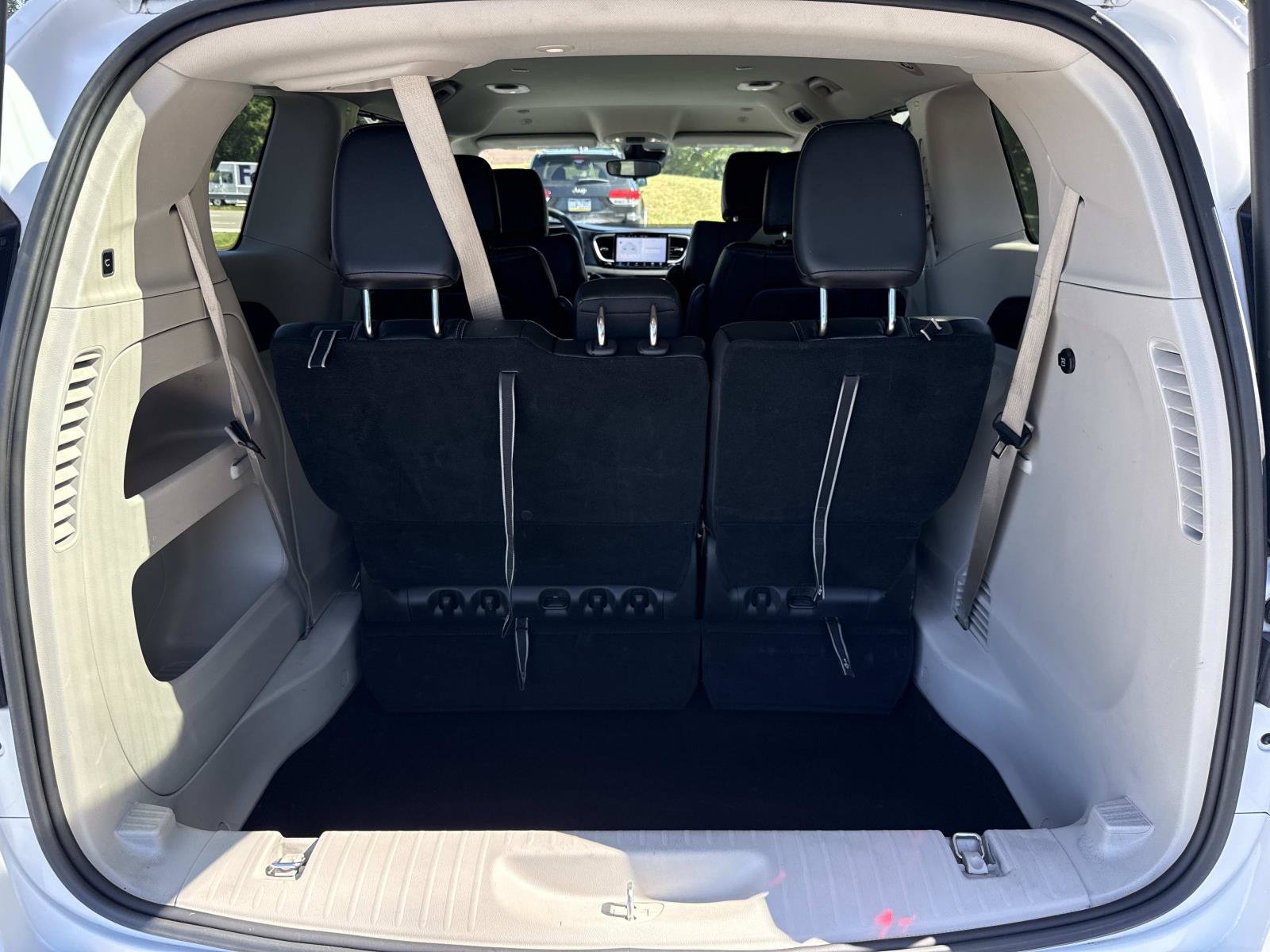 Used 2024 Chrysler Pacifica Touring-L FWD image 27