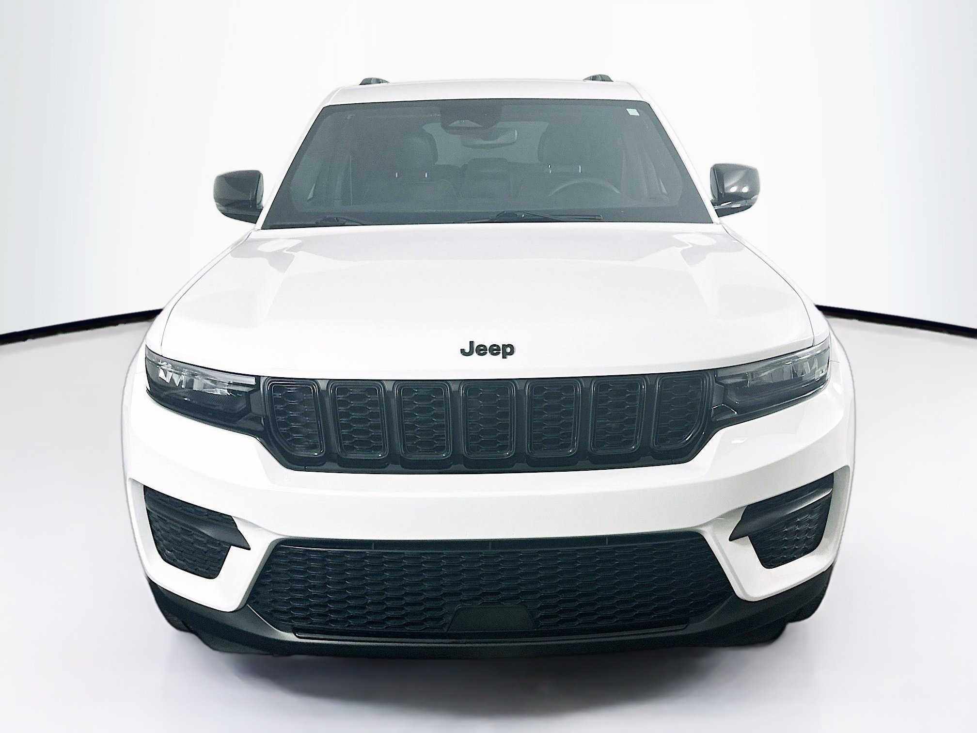 Used 2023 Jeep Grand Cherokee Altitude AWD/4WD image 2