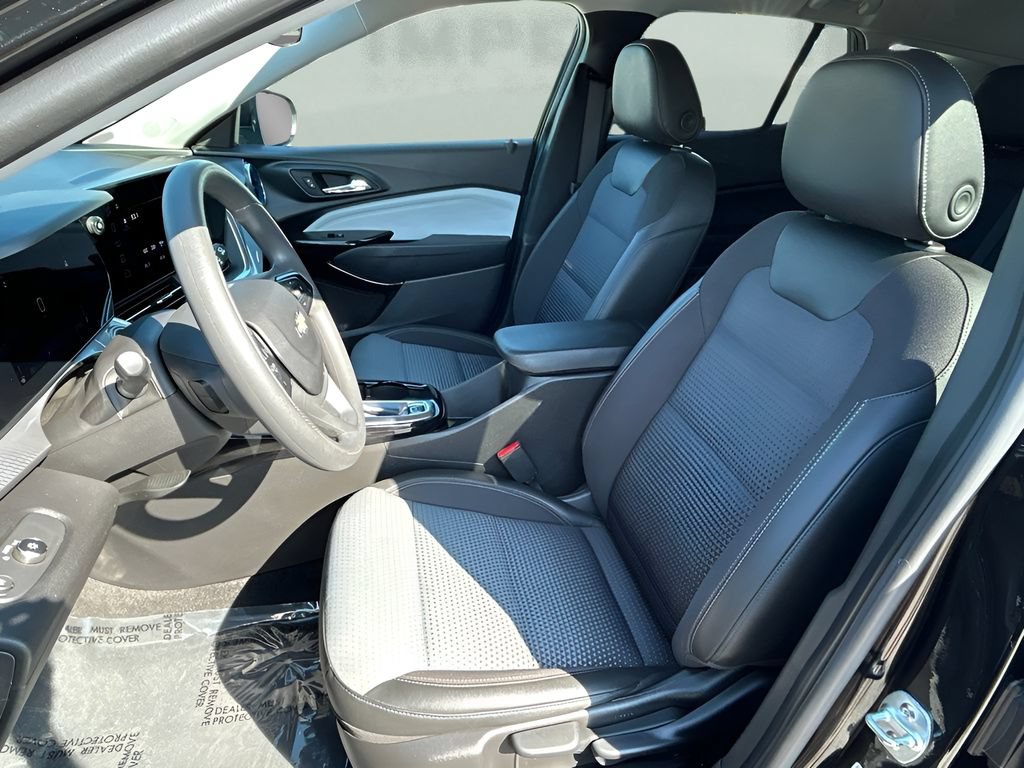 Used 2025 Chevrolet Trax LT FWD image 9