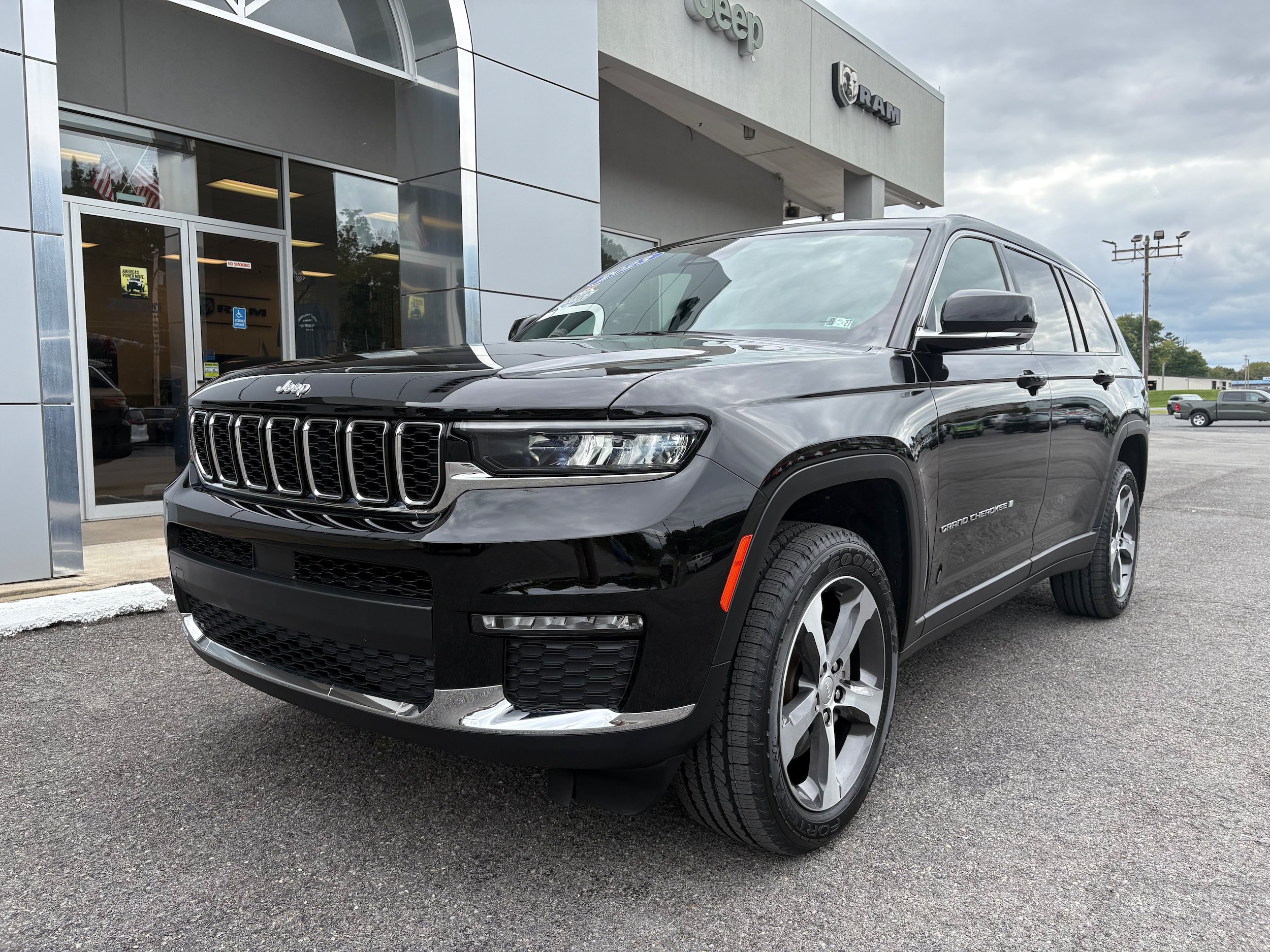 Used 2023 Jeep Grand Cherokee L Limited AWD/4WD image 3