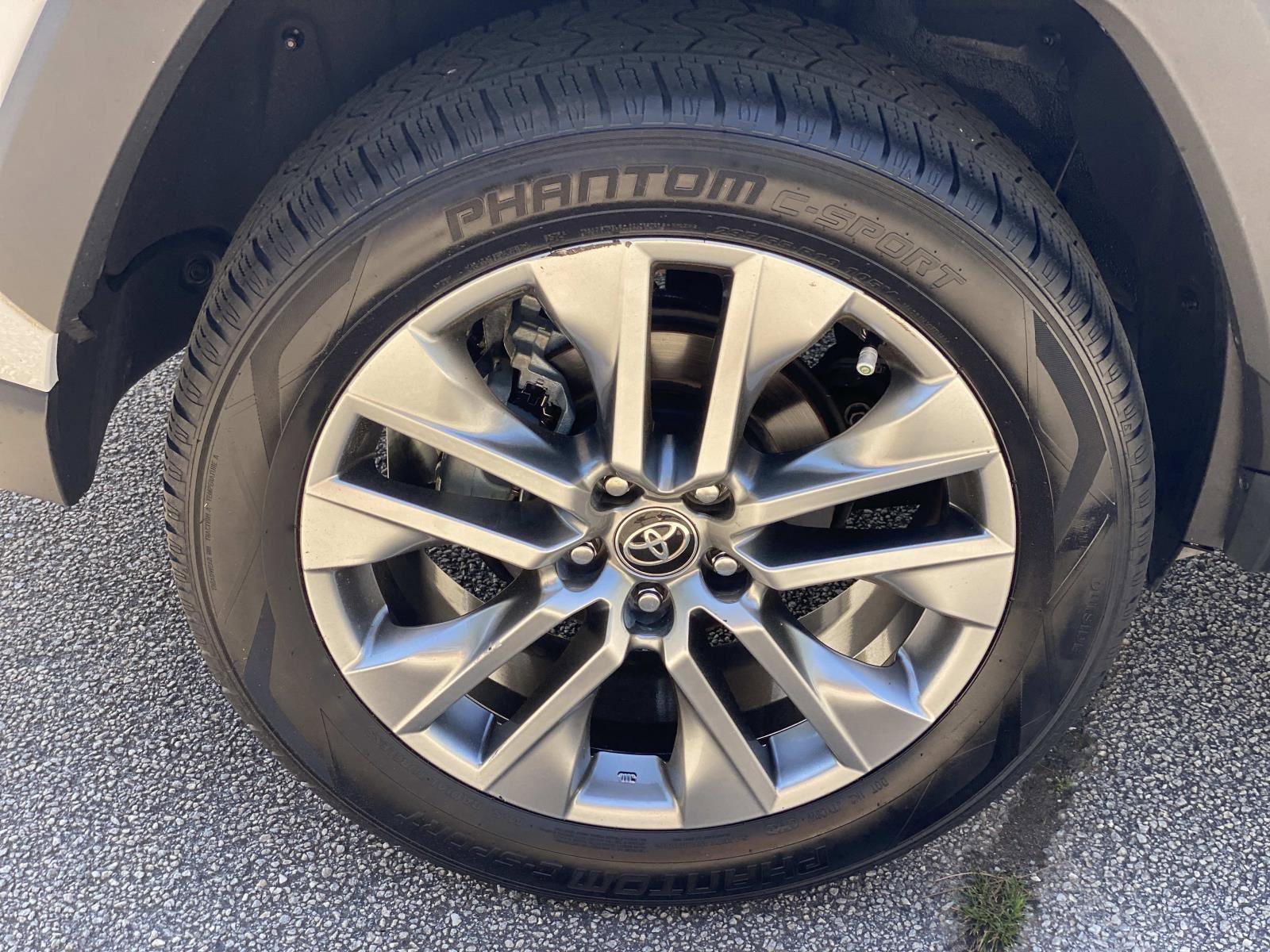 Used 2023 Toyota RAV4 XLE Premium image 16