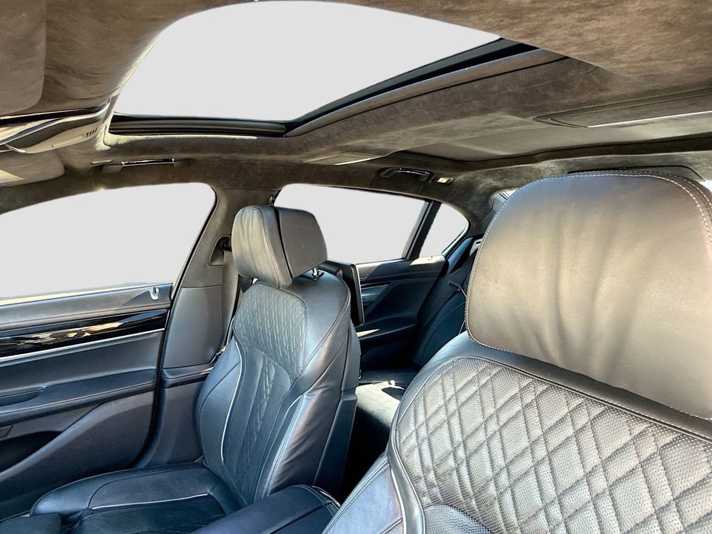 Used 2018 BMW M760i xDrive image 27