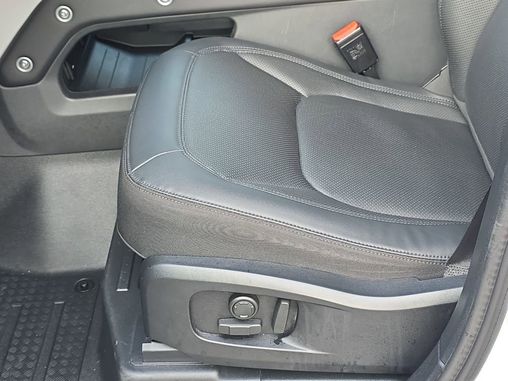 Used 2025 Land Rover Defender 110 S image 29