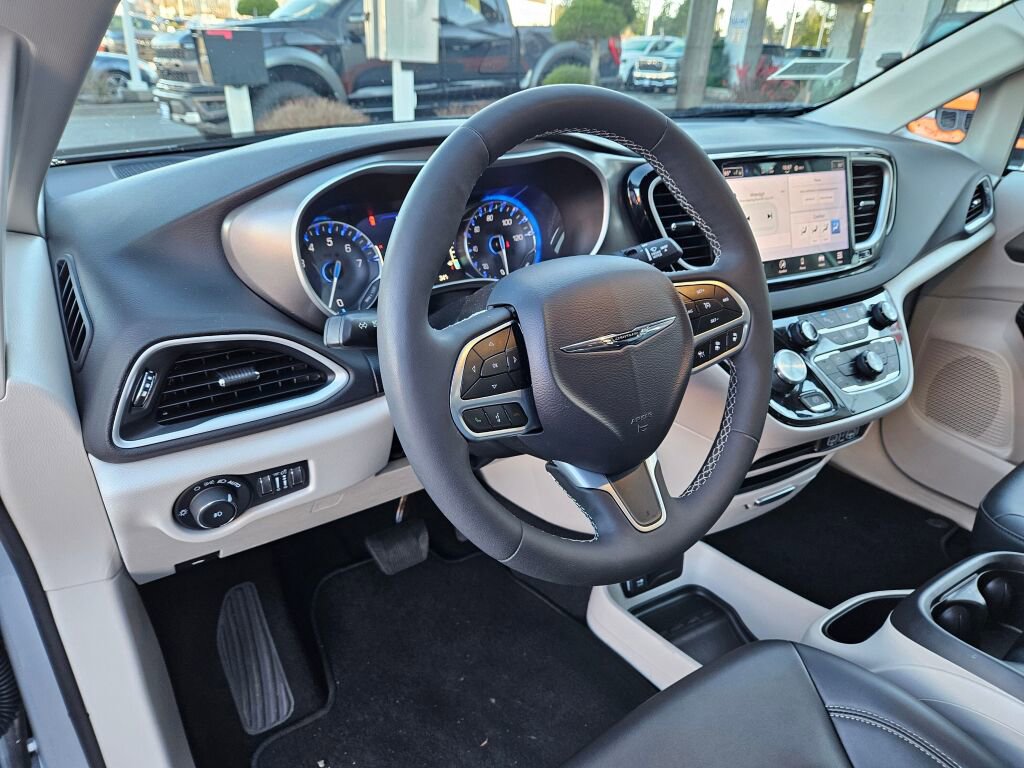 Used 2024 Chrysler Pacifica Touring-L image 20
