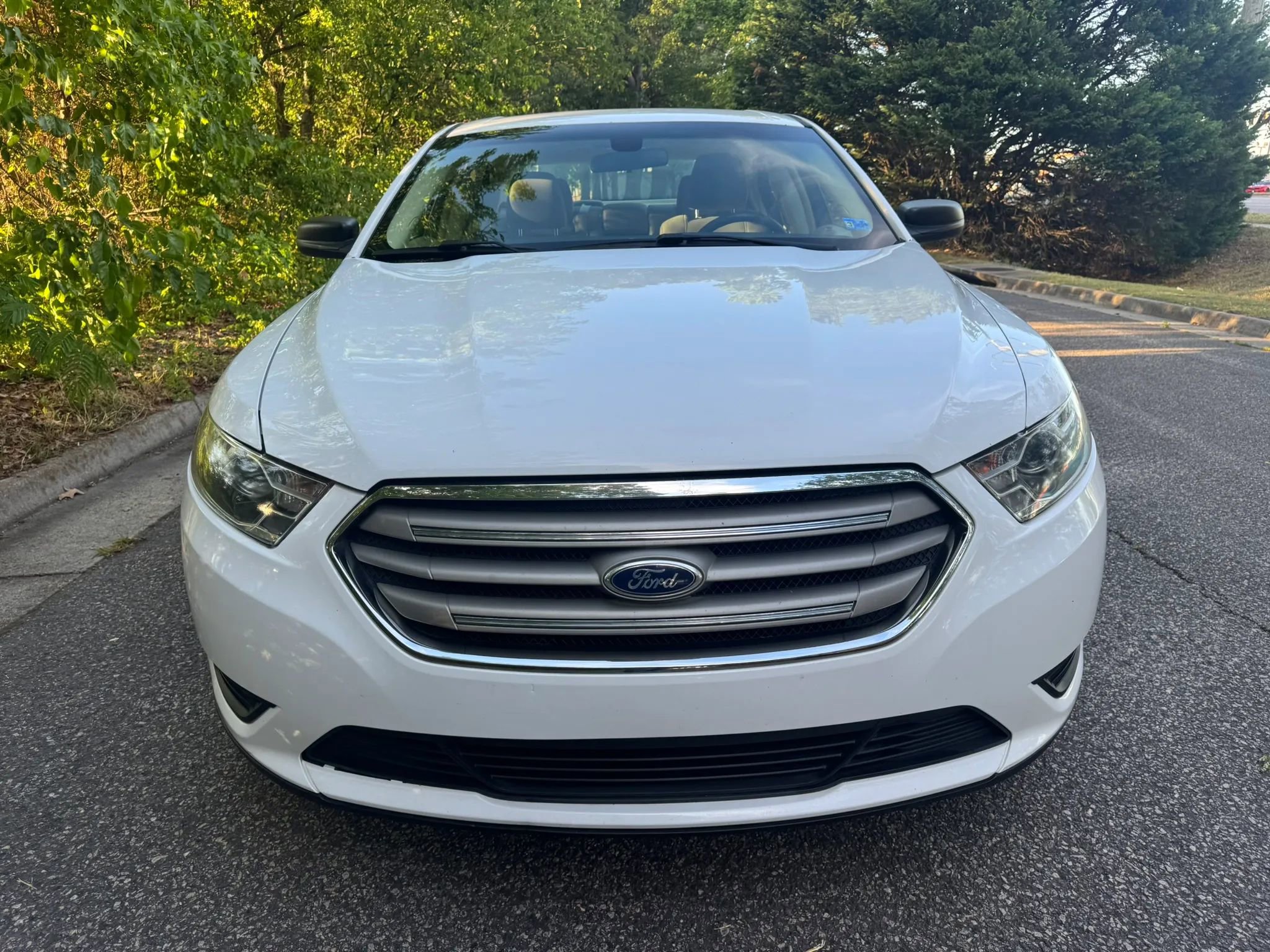 Used 2015 Ford Taurus SE FWD image 5