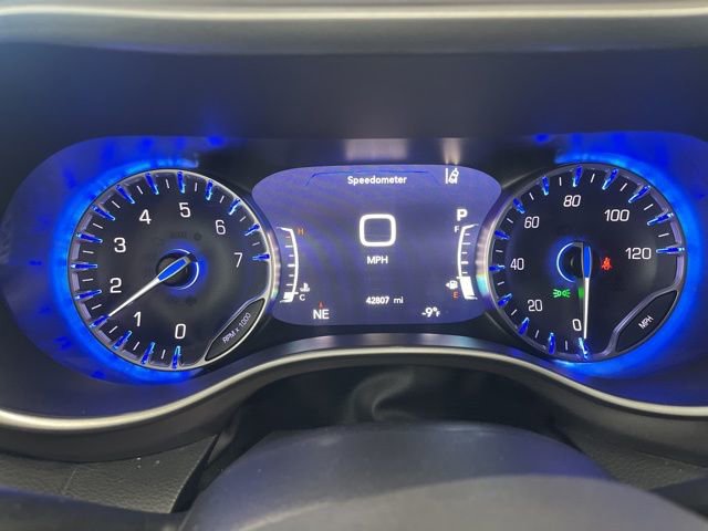 Used 2025 Chrysler Pacifica Select image 38