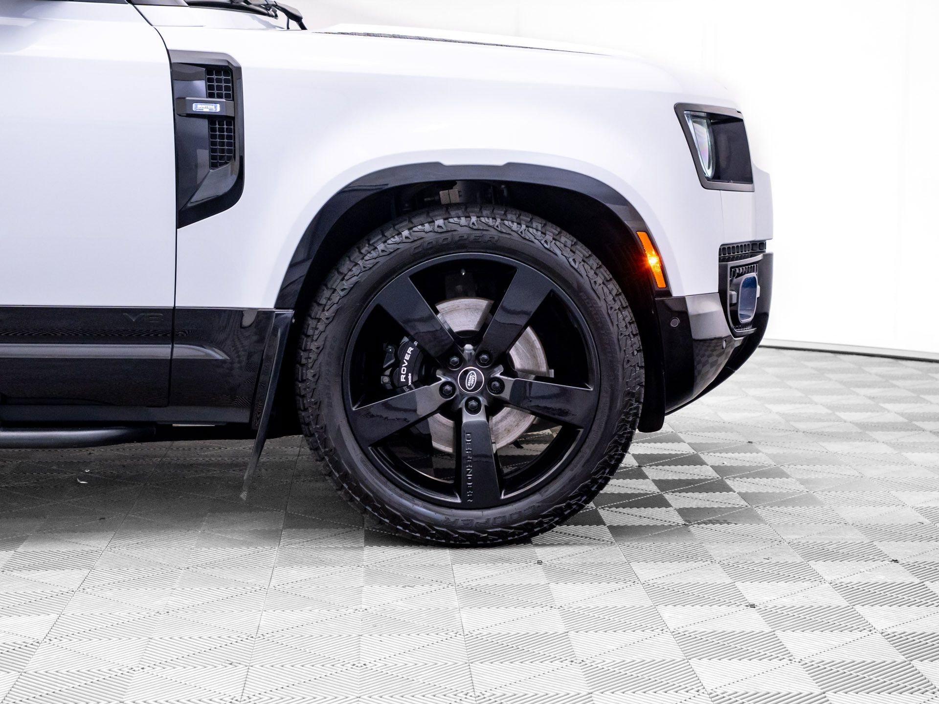 Used 2023 Land Rover Defender 110 V8 AWD/4WD image 35