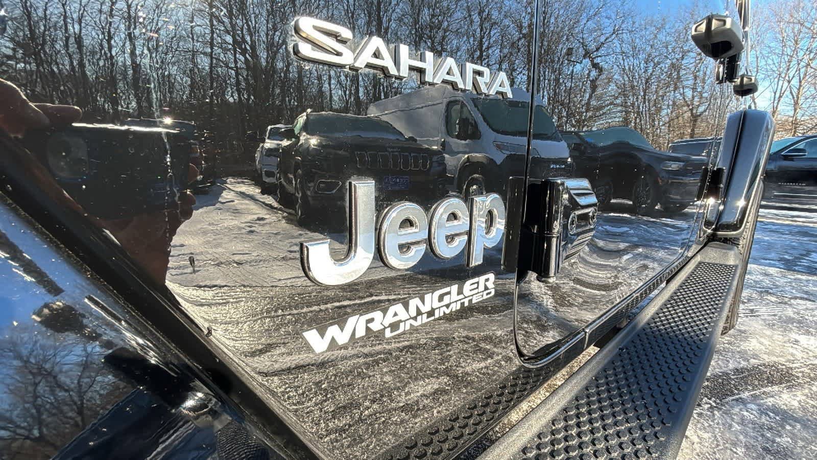 Used 2022 Jeep Wrangler Unlimited Sahara w/ Cold Weather Group image 9
