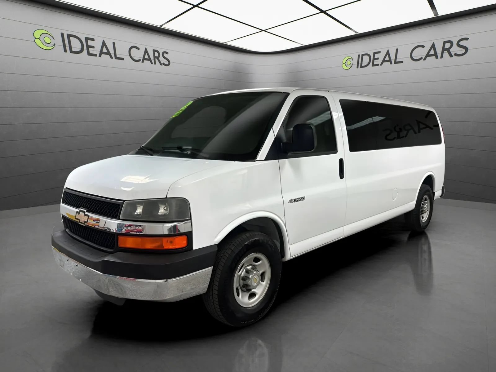 Used 2004 Chevrolet Express 3500 Extended Passenger w/ LS Preferred Equipment Group RWD image 1