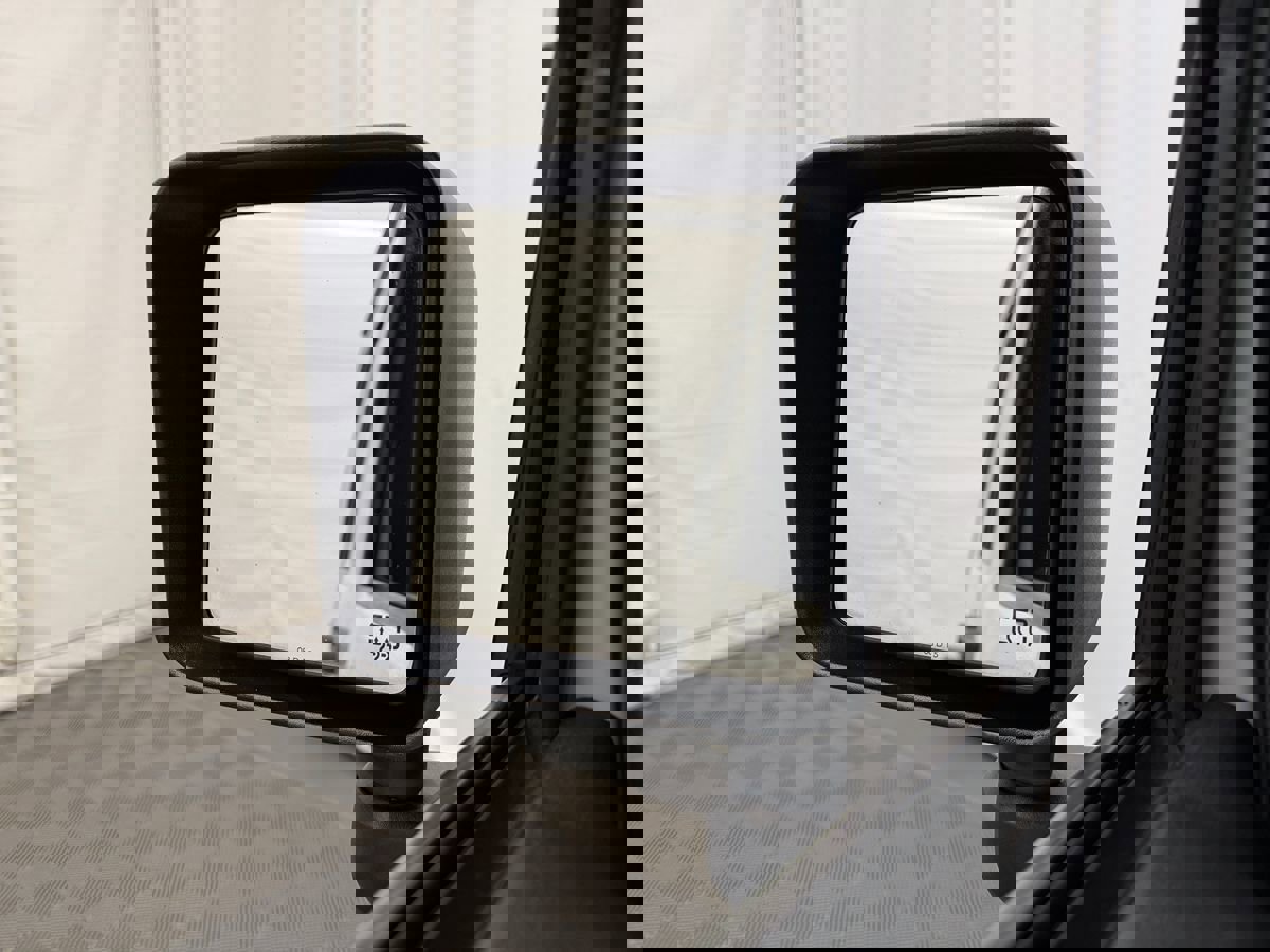 Used 2015 Jeep Wrangler Unlimited Rubicon w/ Connectivity Group image 13