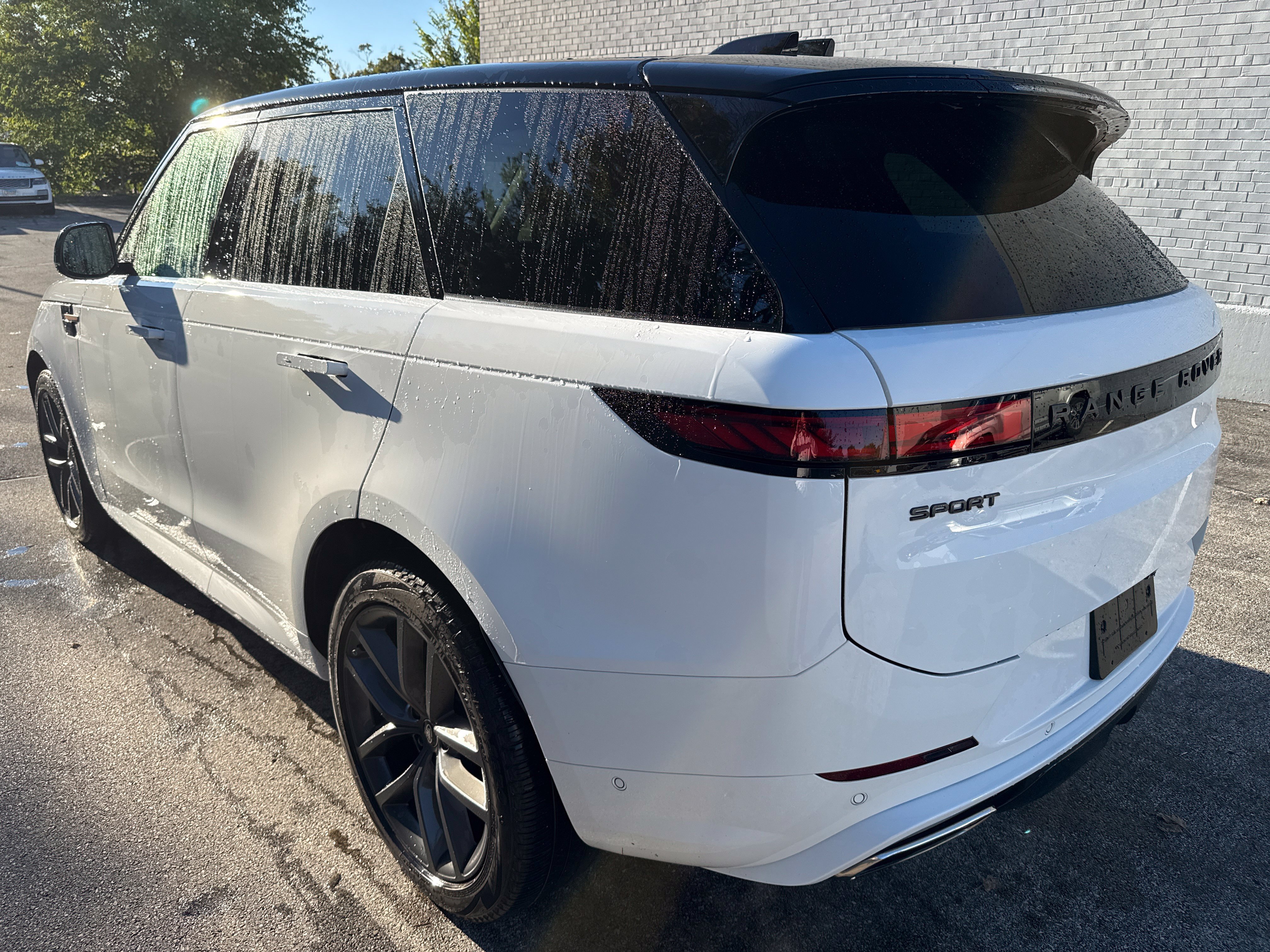 Used 2024 Land Rover Range Rover Sport Dynamic SE AWD/4WD image 3