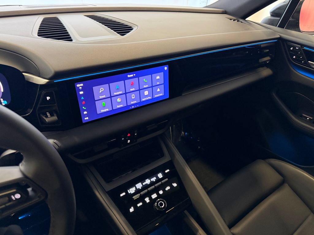 Certified 2025 Porsche Macan 4S Electric AWD/4WD image 17