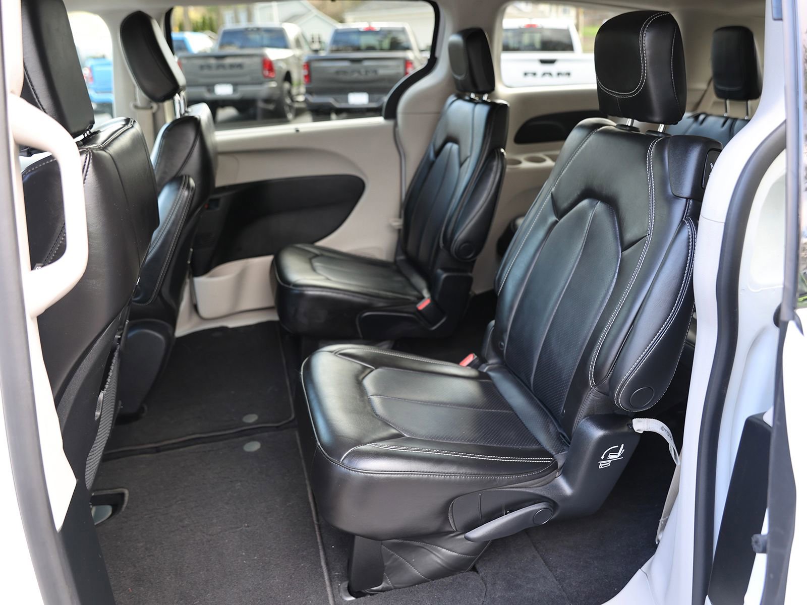 Used 2023 Chrysler Pacifica Touring-L image 22