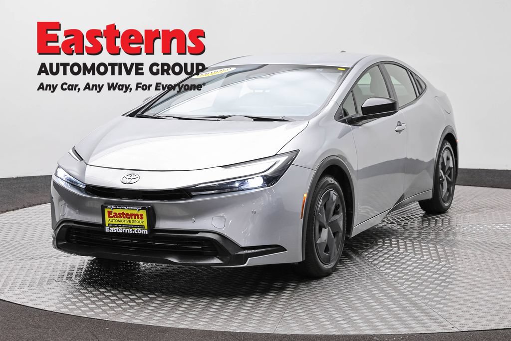 Used 2025 Toyota Prius LE FWD image 1