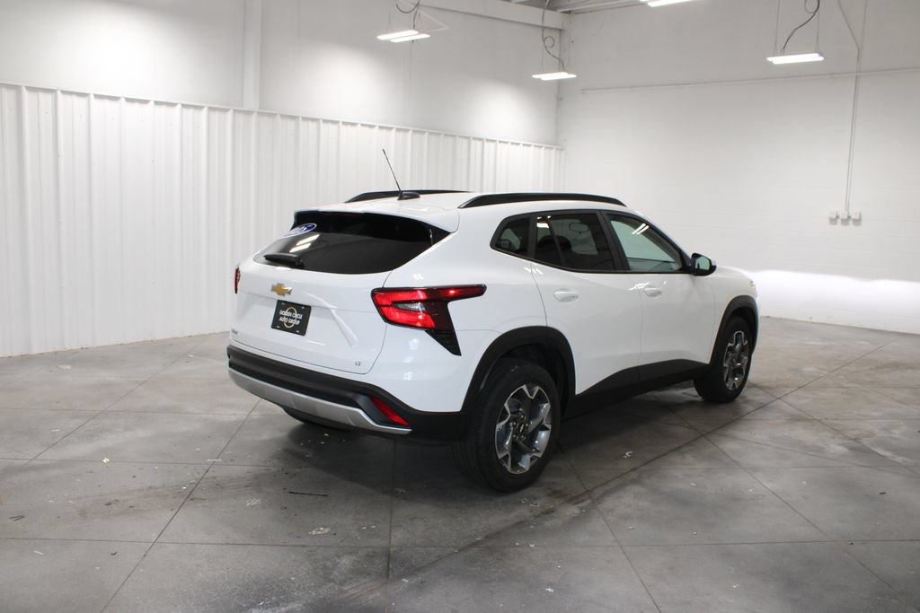 Used 2025 Chevrolet Trax LT FWD image 9