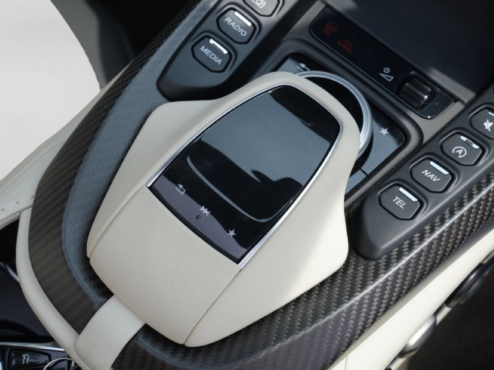 Used 2023 Aston Martin V8 Vantage Roadster RWD image 33