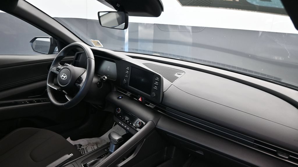 Certified 2025 Hyundai Elantra Sport FWD image 12