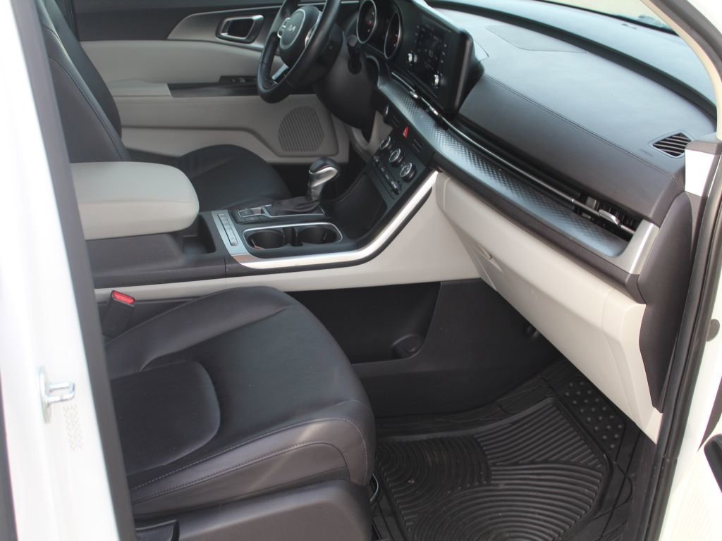 Used 2023 Kia Carnival LX image 14