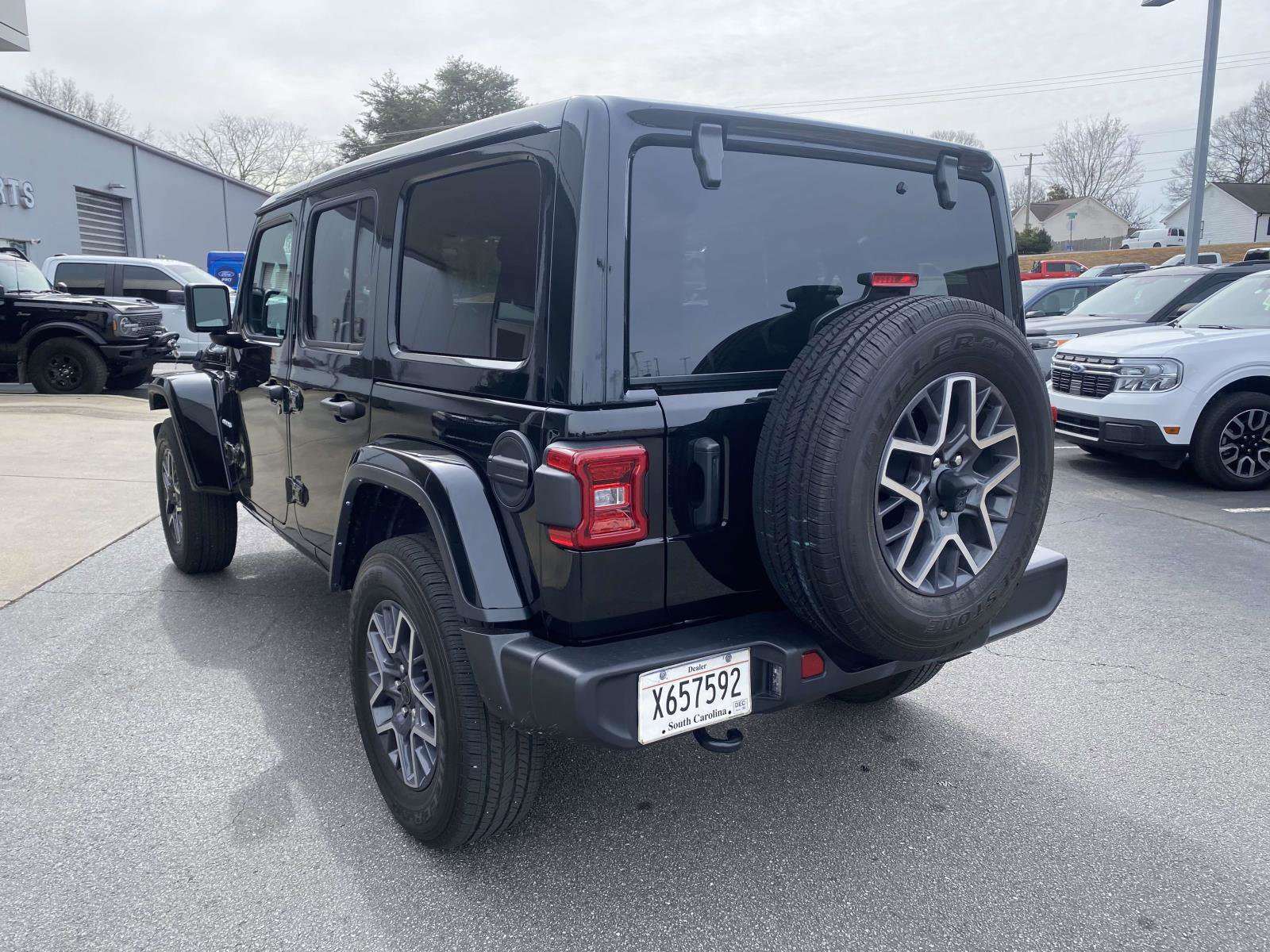 Used 2024 Jeep Wrangler Unlimited Sahara w/ Technology Group image 5