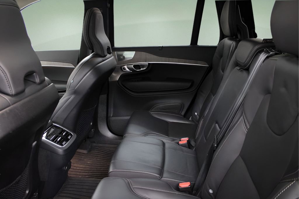 Used 2023 Volvo XC90 B6 Ultimate w/ Lounge Package image 16