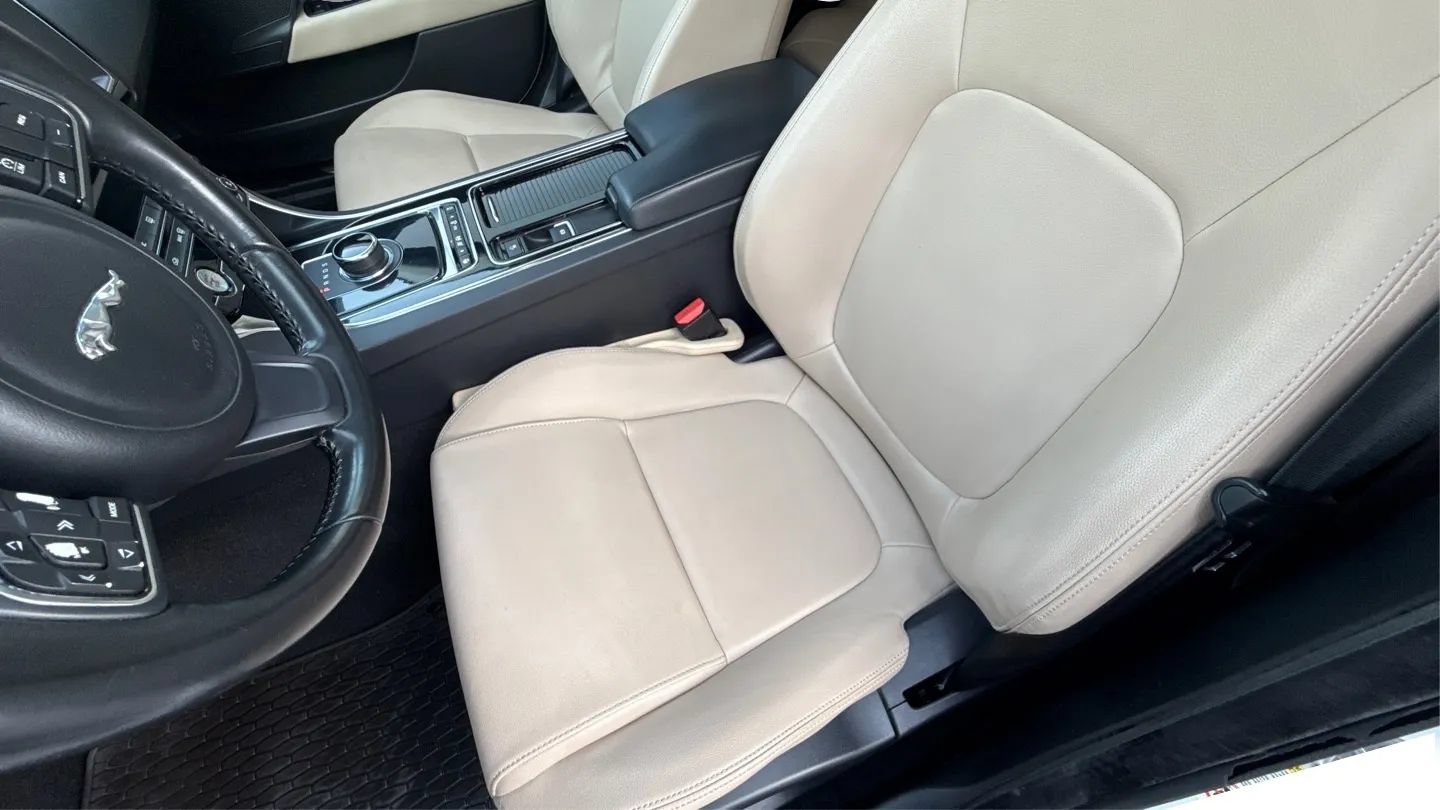 Used 2019 Jaguar XE Premium RWD image 12