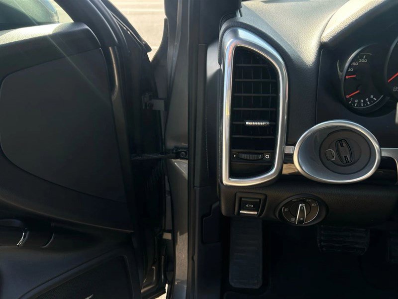 Used 2018 Porsche Cayenne Sport Utility 4D image 22