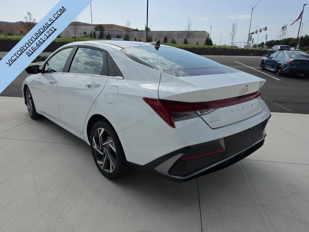 Used 2025 Hyundai Elantra SEL FWD image 3
