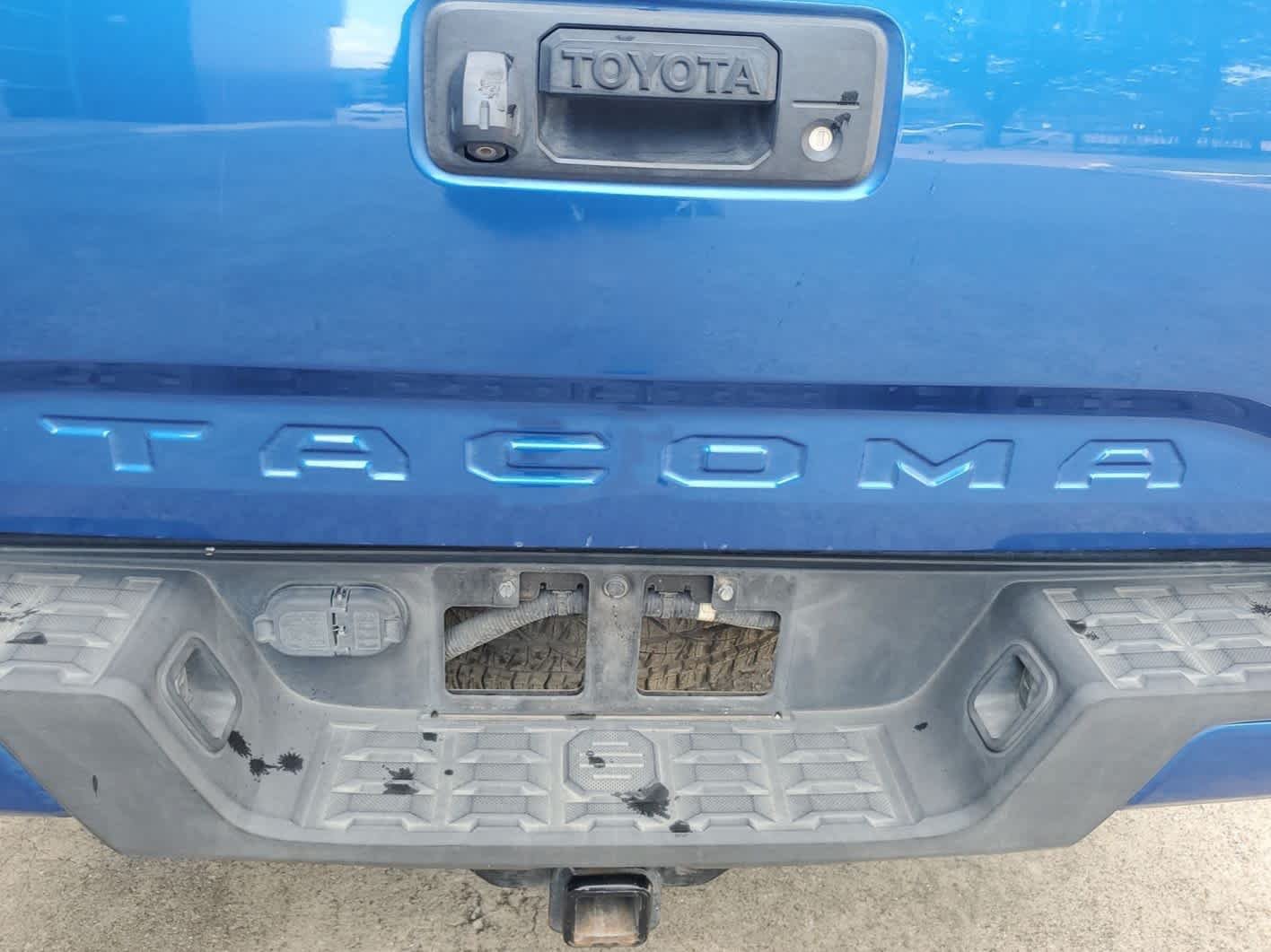 Used 2017 Toyota Tacoma TRD Sport w/ Tow Package RWD image 10